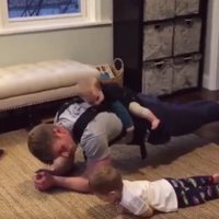 Video: Kas notiek, kad tētis paliek mājās ar puikām