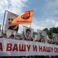 'Putins ir zaglis!' un 'Brīvību politieslodzītajiem!', izkliedz protesta dalībnieki Maskavā