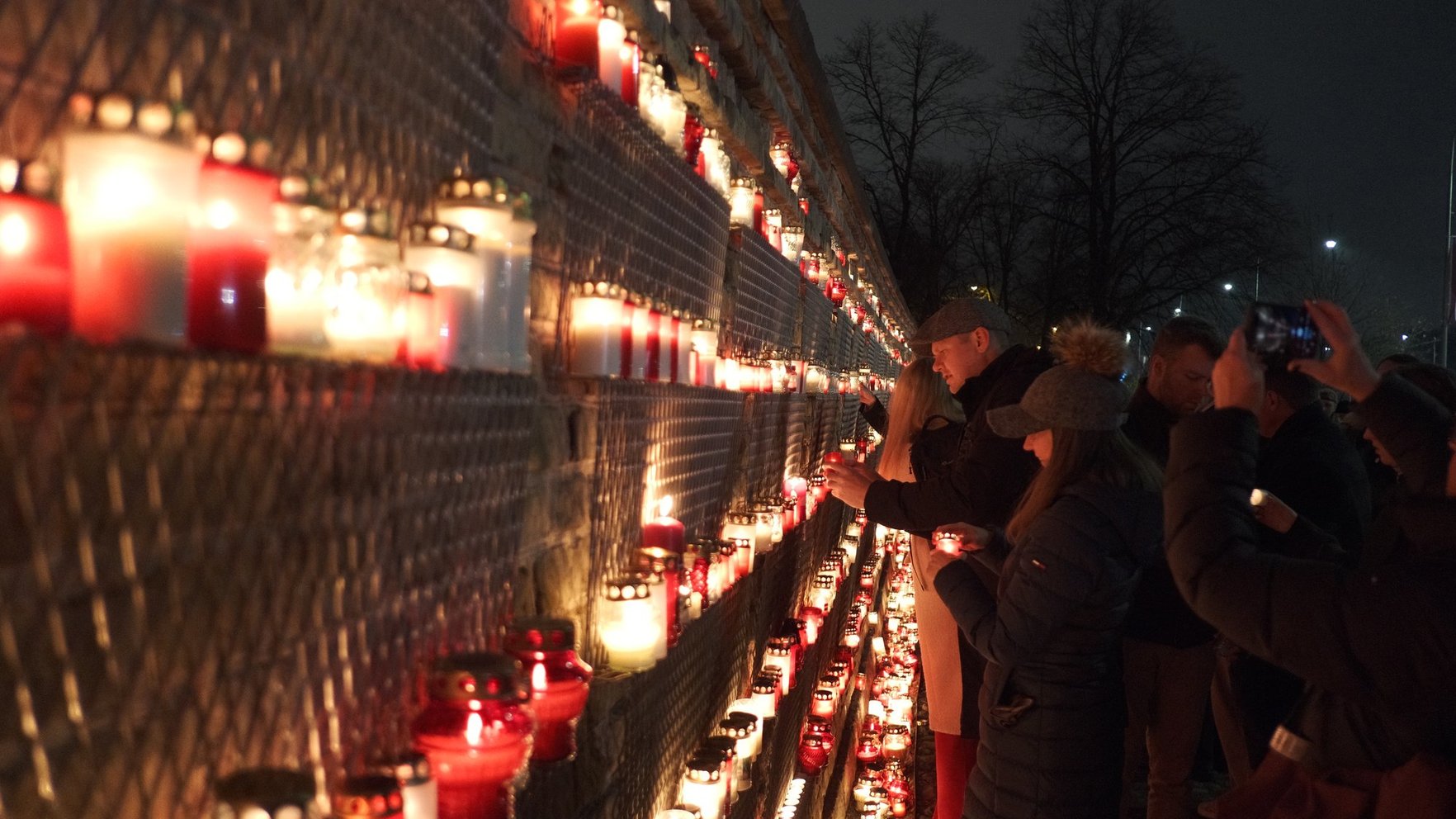 Foto: 11. novembra krastmalu izgaismo tūkstošiem svecīšu varoņu piemiņai
