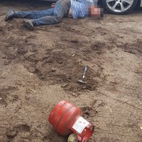 Bolderājā vīrietis dzērumā mēģina policistiem uzbrukt ar lenķzāģi un āmuru