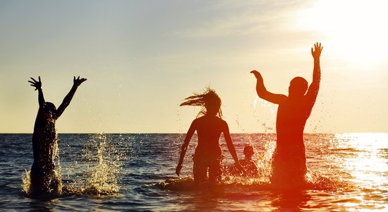 Vingrojumi skaistai figūrai, ko var izpildīt arī jūrā vai dīķī