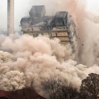 Foto: Frankfurtē pāris sekunžu laikā nojauc debesskrāpi