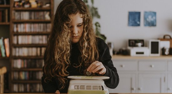 Katrs trešais vecāks šobrīd nevar atļauties iekrāt bērnu nākotnei, noskaidrots aptaujā