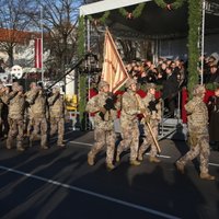 Foto: Bruņutehnika un militārās vienības 'piedūcina' krastmalu