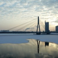 No Vanšu tilta vantīm Rīgā krīt slapjš sniegs