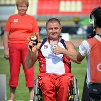 Fotoreportāža: Latvijas paralimpieša Aigara Apiņa ceļš uz pasaules rekordu un PČ bronzas medaļu