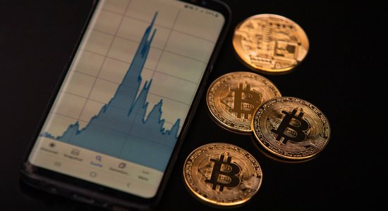 'Bitcoin' vērtība kopš novembra sarukusi par 40%