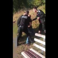 Aculiecinieka video: Policija Dobelē aiztur iereibušu razbainieku
