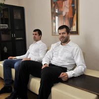 Foto: Formas nomainītas pret glaunu apģērbu – hokejisti viesojas Latvijas vēstniecībā Čehijā