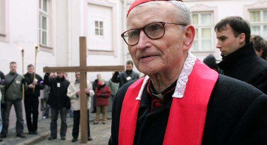 Kardināls Pujats Neatkarības atjaunošanas dienas dievkalpojumā skubina ticīgos Eiropraida laikā pamest Rīgu