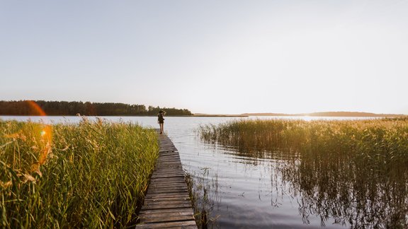 Nakts mežā: pārgājiena maršruts Usmas ezera apkaimē