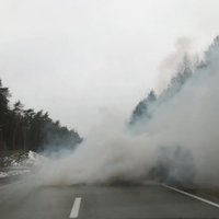 Video: Dūmu mutuļos ieskauts auto uz Rīgas apvedceļa
