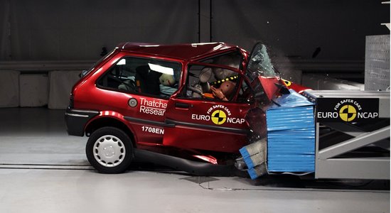 Video: 20 gadus veca un mūsdienu hečbeka drošības atšķirība trieciena testā