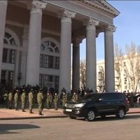 Video: Krāšņā DTR līdera Zaharčenko inaugurācijas ceremonijā danco lācis