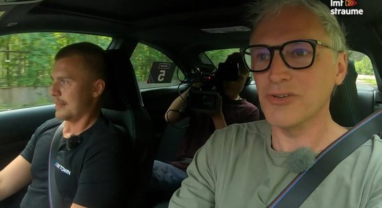 'Ātruma cilts' video: Konstantīns Calko māca Timrotam savaldīt 'BMW M2' 180 km/h ātrumā