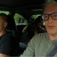 'Ātruma cilts' video: Konstantīns Calko māca Timrotam savaldīt 'BMW M2' 180 km/h ātrumā