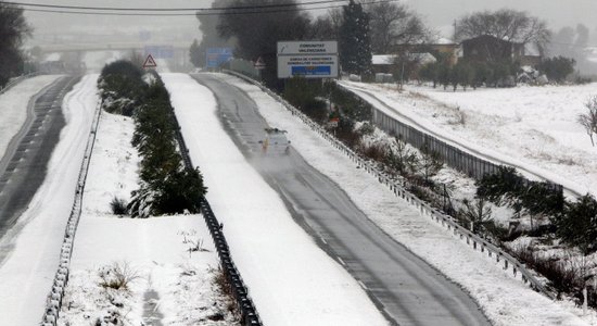 Вечером в понедельник из-за снега и обледенения затруднено движение в Латгале и Видземе