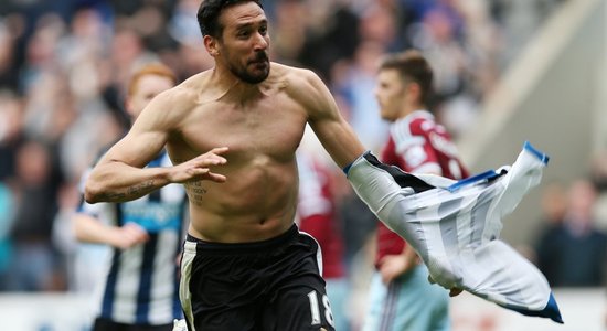 Futbolists no 'Newcastle United' pieprasa 2,5 miljonus eiro par 'veselības' diskrimināciju