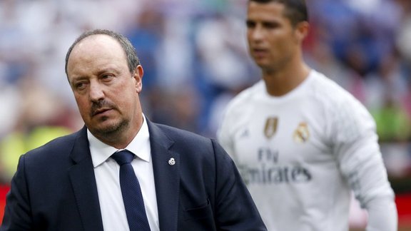 Real Madrid s coach Rafael Benitez (L) stands as player Cristiano Ronaldo 