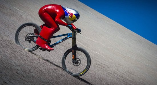 Video: Austrietis ar velosipēdu paātrinās līdz rekorda 167 km/h