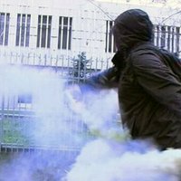 Kreisie radikāļi ar dūmu svecēm apmētā Polijas vēstniecību Maskavā