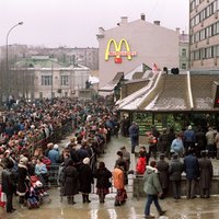 Vēsturiski foto: Garas rindas un 'Amerikas garša' – pirmā 'McDonald's' atvēršana Maskavā