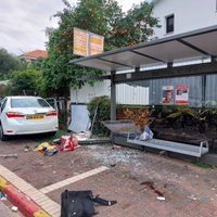 В Израиле палестинец напал на прохожих с ножом, затем угнал машину и врезался в людей: 1 погибший, 17 раненых