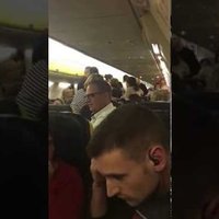 Video: 'Ryanair' pilots kautiņa dēļ spiests nosēdināt lidmašīnu