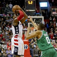 'Wizards' ar tālmetienu pēdējās sekundēs panāk izšķirošo spēli duelī pret 'Celtics'