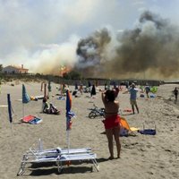 Foto: Itālijā plosās savvaļas ugunsgrēki