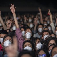 5000 cilvēku apmeklē rokkoncertu Barselonā pēc kopēja Covid-19 skrīninga