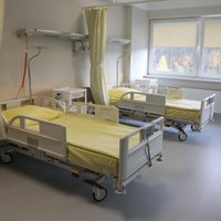 Slimnīcām uzdod turēt brīvus 15% gultu fonda