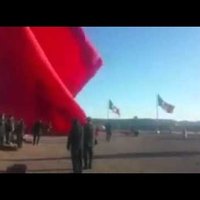 Video: Meksikas karoga pacelšanas laikā gaisā uzlido karavīrs