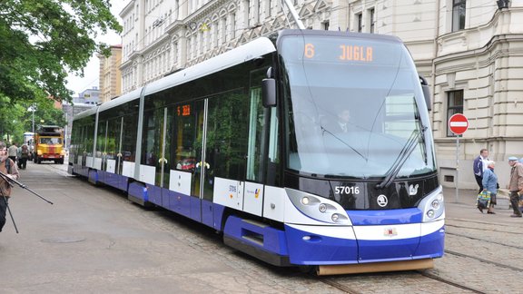 Zemās grīdas tramvaja pirmais reiss - 86