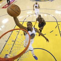 Duranta un Karija sniegums uzbrukumā sekmē drošu 'Warriors' uzvaru NBA fināla ievadā