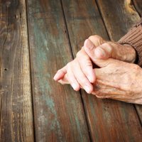 Рига: судебные исполнители пытаются взыскать долг со 105-летней пенсионерки