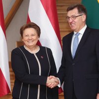 Straujuma atbalsta vienotus Baltijas iepirkumus militārajā un veselības jomā