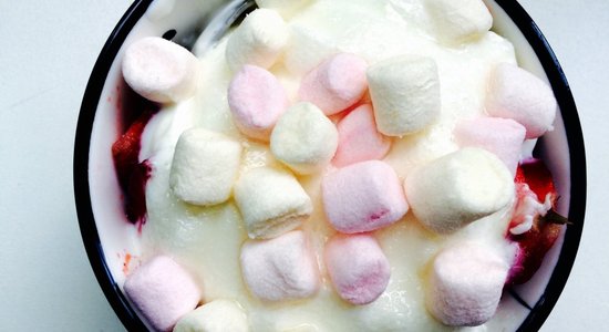 Ātrais deserts ar zemenēm un 'marshmallows'