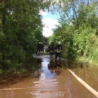 Медики: около места пожара в Юрмале нельзя пить воду