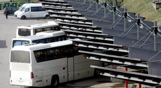 С понедельника междугородние автобусы в Латвии будут ходить реже