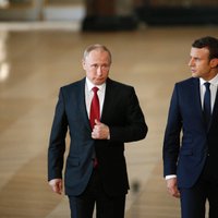 Makrons ar Putinu vienojušies par nepieciešamību deeskalēt Ukrainas krīzi