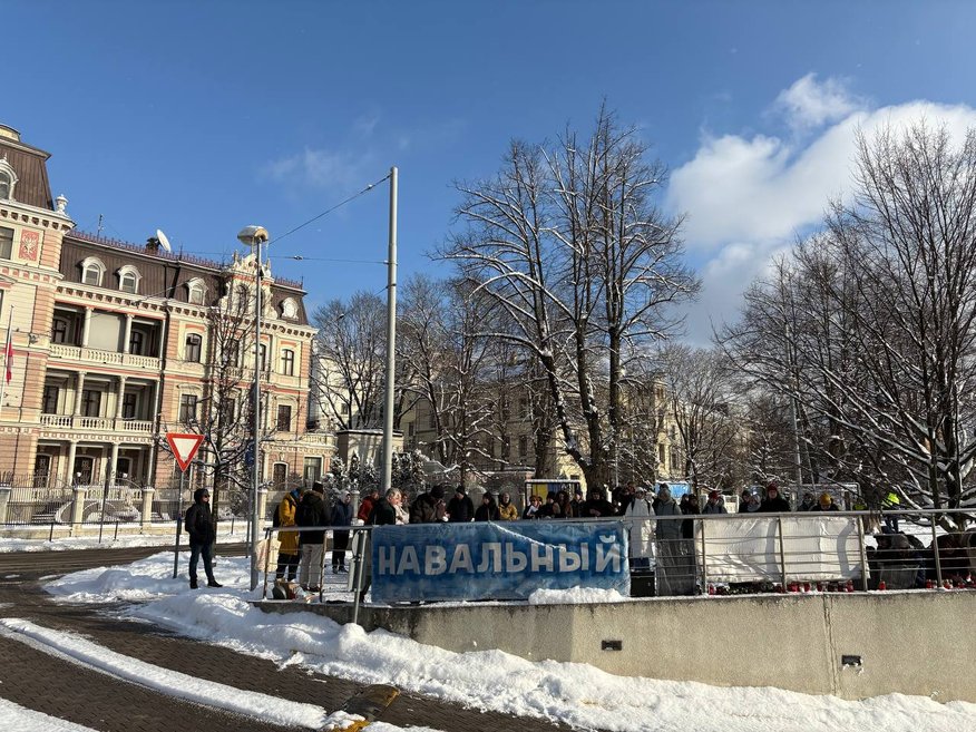 ФОТО. В Риге прошла акция памяти Алексея Навального   