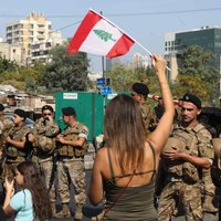 'WhatsApp' nodoklis: par spīti reformu solījumiem, Libānā turpinās protesti