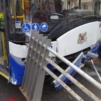 Большая авария на ул. Бривибас: водитель троллейбуса перепутал педали