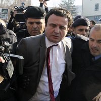 Aiztur vardarbīgu Kosovas opozīcijas līderi un divas deputātes