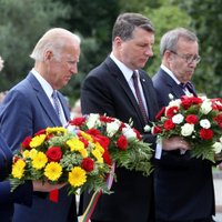 Foto: Baltijas valstu prezidenti un Baidens noliek ziedus pie Brīvības pieminekļa