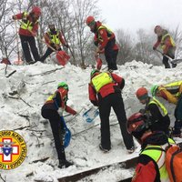 Pirms nāvējošās lavīnas viesnīcas darbinieks cēlis trauksmi; viesi bijuši pārbiedēti