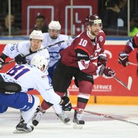 Latvijas hokejisti atspēlējas un gūst pirmo uzvaru pārbaudes spēlēs Rīgā