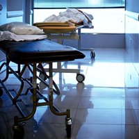 Pacientes siešana pie gultas Jēkabpilī: Mediķe rīkojusies atbilstoši, uzskata slimnīca