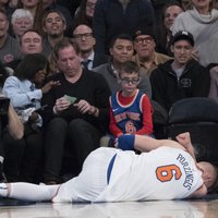 Porziņģis 'Knicks' spēlē gūst smagu ceļgala savainojumu